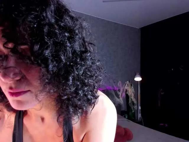 Curly-Sue on BongaCams