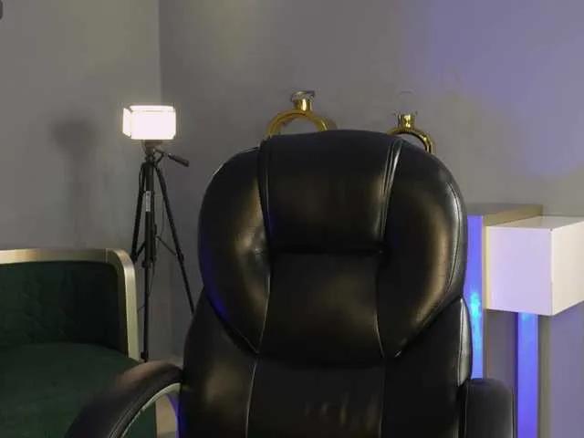 NaomiSainz — Im Naomi and I love making friends and showing how horny I can be... wanna see IT?