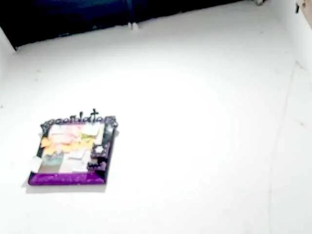 PetiteIvoryqueens on BongaCams