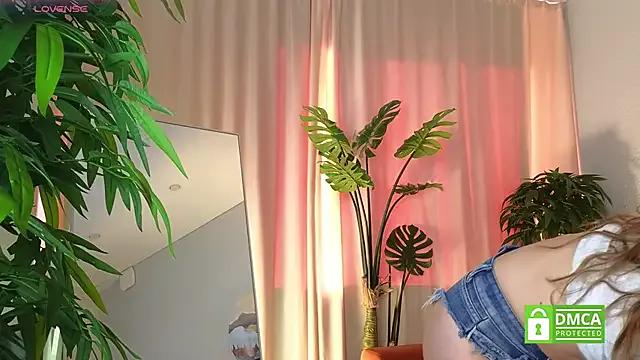 AliciaMellow on StripChat