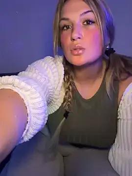 BlondeSarah2006 on StripChat