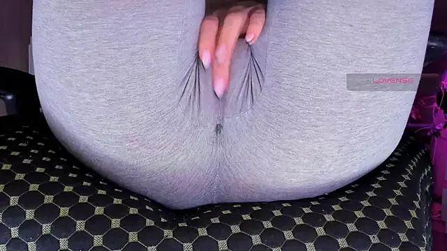 Cameltoe_squirt_inPants on StripChat