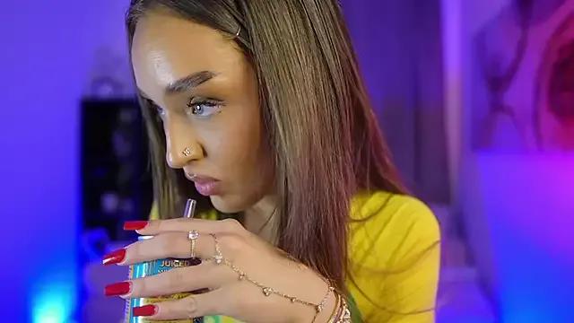 Clara_Nia on StripChat