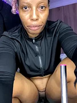 Diamondpussy97 on StripChat