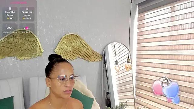 EmmaFerrary on StripChat