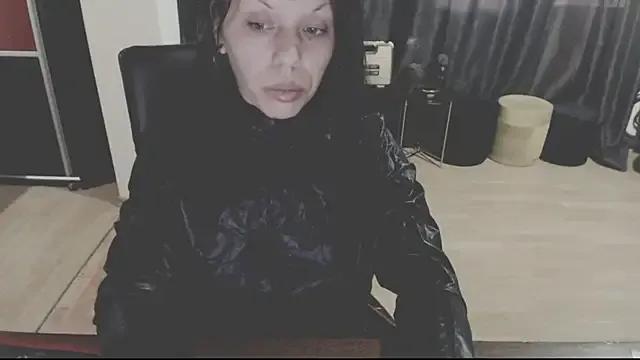 GoldenSasha on StripChat