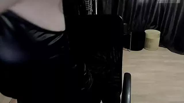 GoldenSasha on StripChat