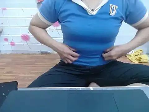 Hannie_26 on StripChat