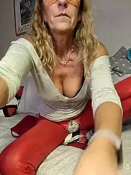 HotWifeLyn68 on StripChat