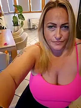 Isabellaa04 on StripChat