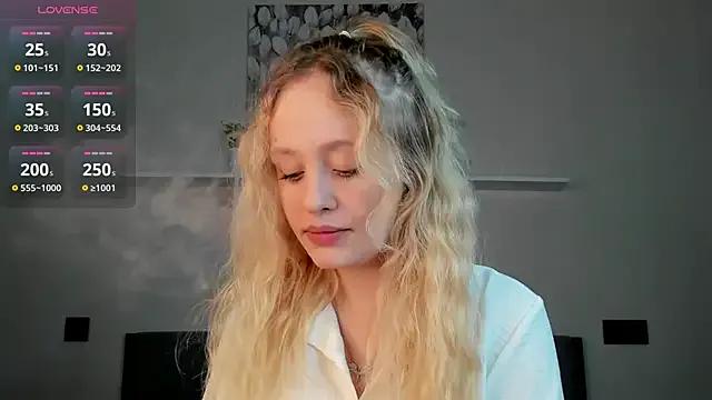 Julliakoill on StripChat