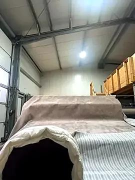 Lars-Lola — Sex mit Squirt und Cum auf der Arbeit