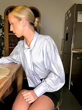 lola_tentatiion on StripChat