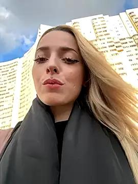 LoraaDoll on StripChat