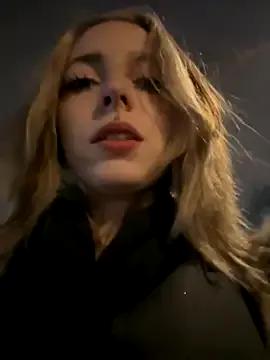 LoraaDoll on StripChat