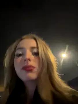 LoraaDoll on StripChat