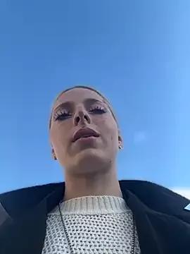 LoraaDoll on StripChat