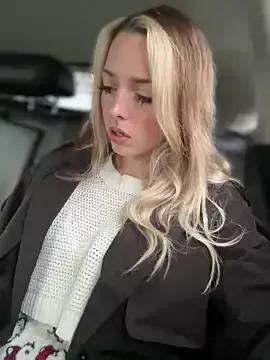 LoraaDoll on StripChat