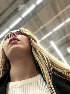 LoraaDoll on StripChat