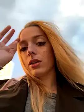 LoraaDoll on StripChat