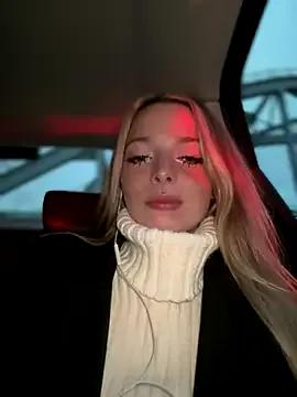 LoraaDoll on StripChat