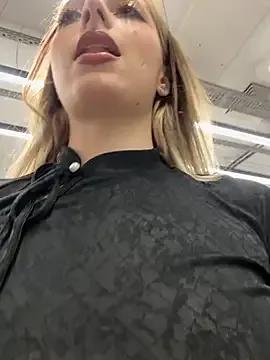 LoraaDoll on StripChat