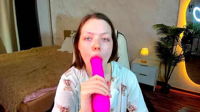 Lunar_Lily on StripChat