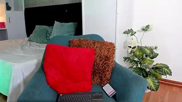 MilenaCrown on StripChat