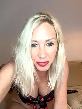 Roxane880 on StripChat