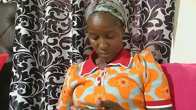 sluttylaura21 on StripChat