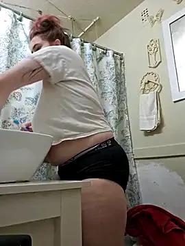 Snowbunnycake_131 on StripChat