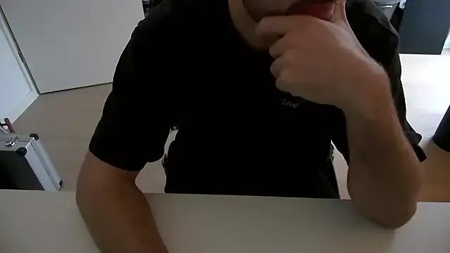 taallguyy_196 on StripChat