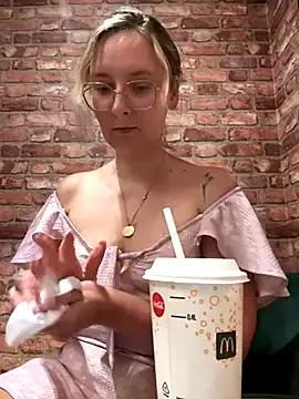 The_Snowwhitee on StripChat