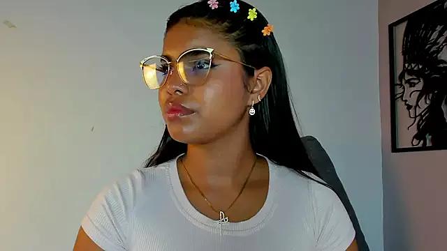 zoe_roux21 on StripChat